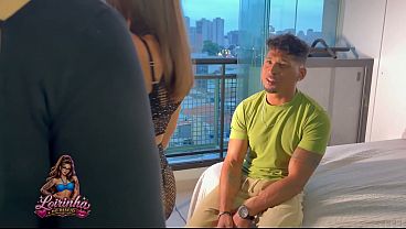 Cuckqueen safada presenteia seu marido com uma amiga gostosa. Sentei gostoso no pauzão do marido dela, ele arregaçou minha buceta e a corna assistiu tudo.