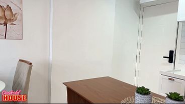 Gordinha insaciável fazendo anal com o amante, na frente do marido velho e corno