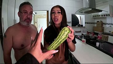 Acabou em muita putaria e anal na cozinha com as novinhas