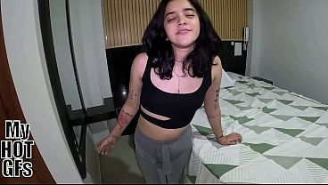 Jovencita de vagina rosada coge para mi canal y se queda con el semen en la vagina.