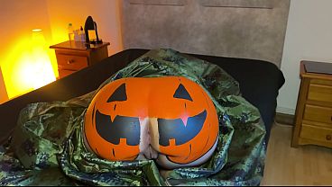 THE EXOTIC – Gran Culo Calabaza  De Halloween Recibe Creampie Anal