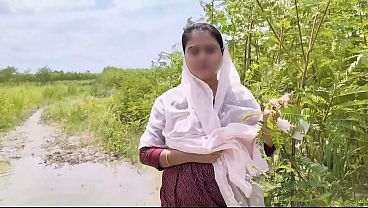 Video of fucking a Indian auntie from the village at her home.